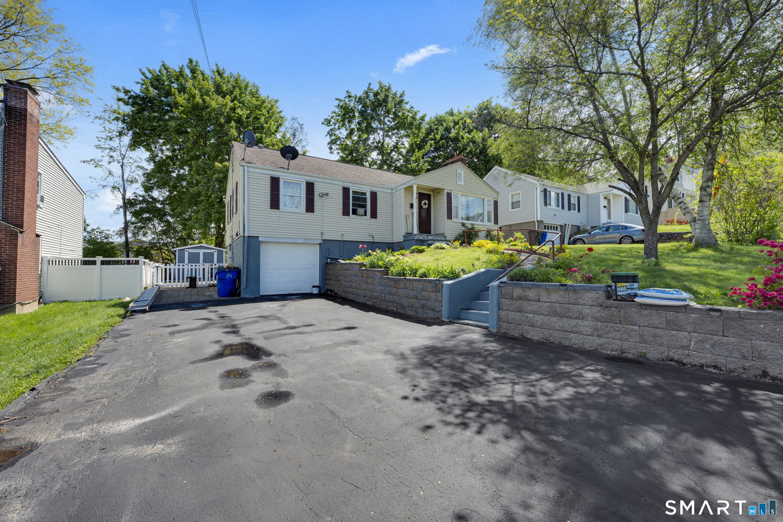 25 Crystal Street Wethersfield, CT 06109 - Photo 2 of 32