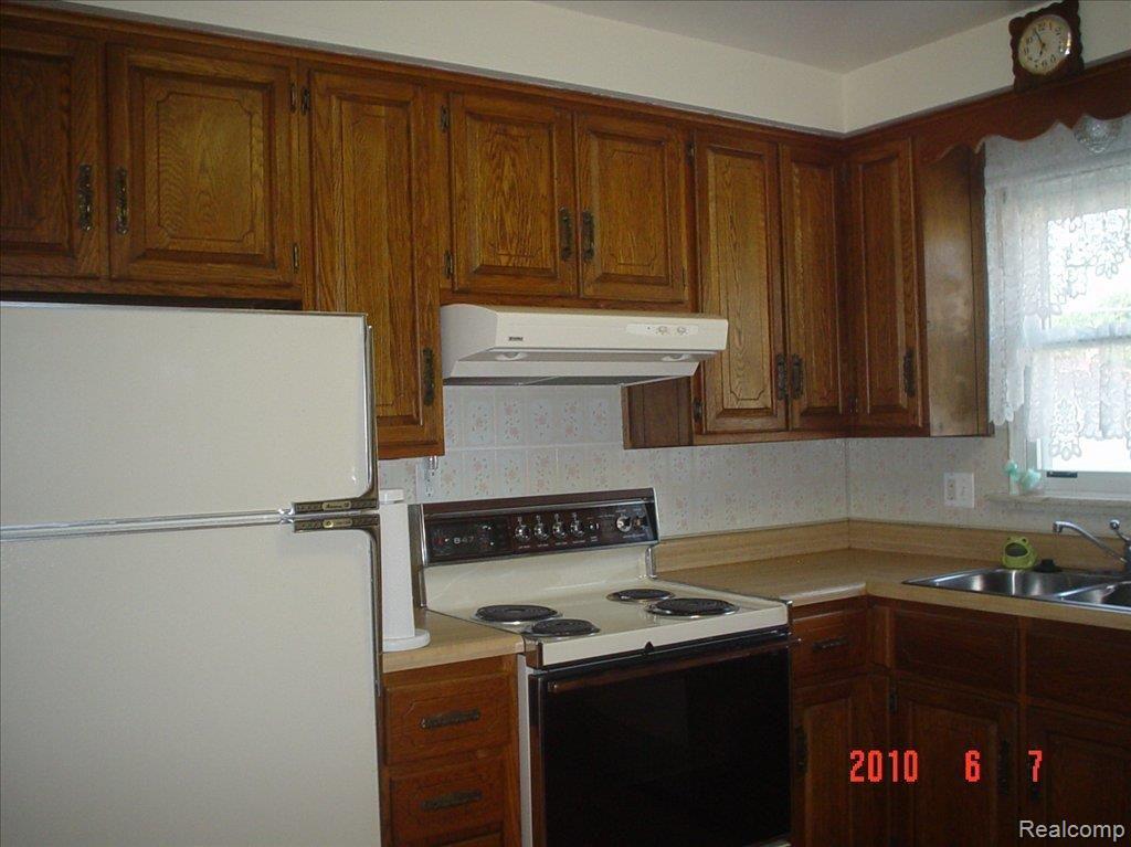 2001 Grange Road Trenton, MI 48183 - Photo 4 of 14 DSC06470
