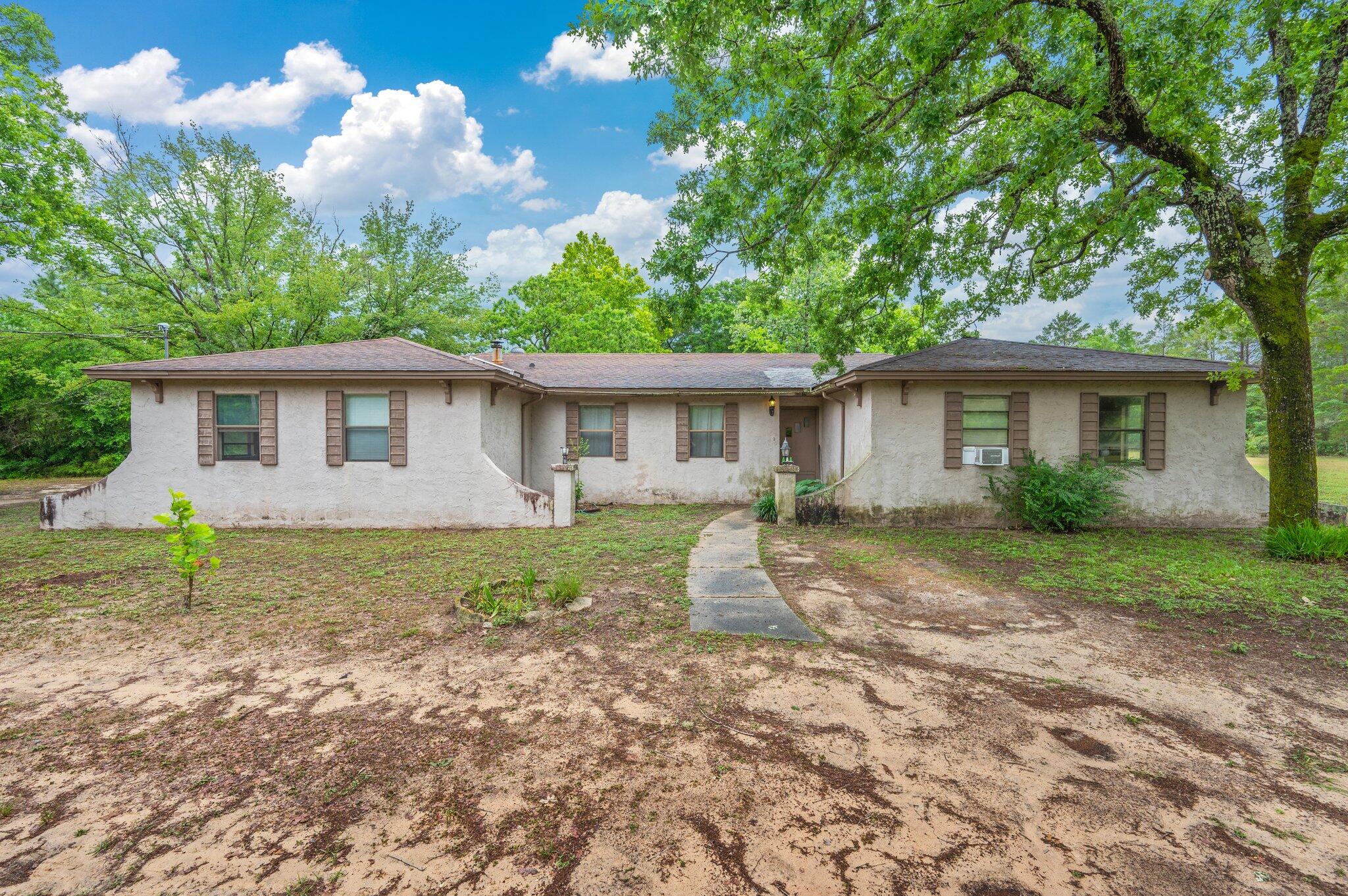 5407 Kervin Road Crestview, FL 32539 - Photo 2 of 7 a view of a house with a yard
