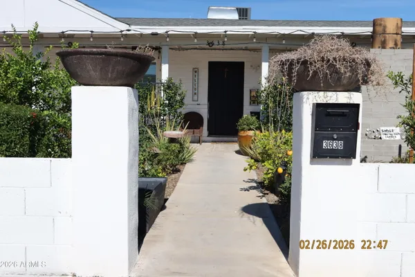 a view of entryway with a flower pot