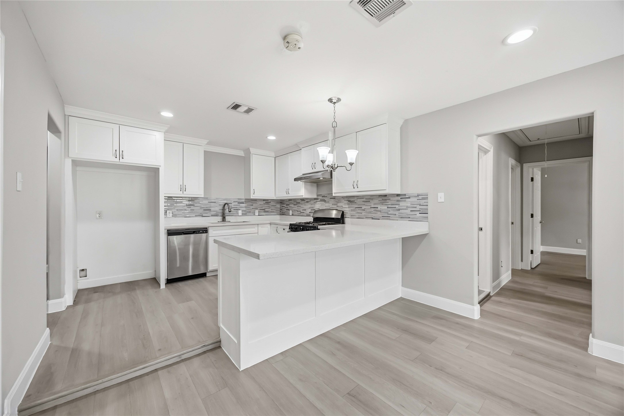 8129 Linda Vista Road Houston, TX 77028 - Photo 9 of 27