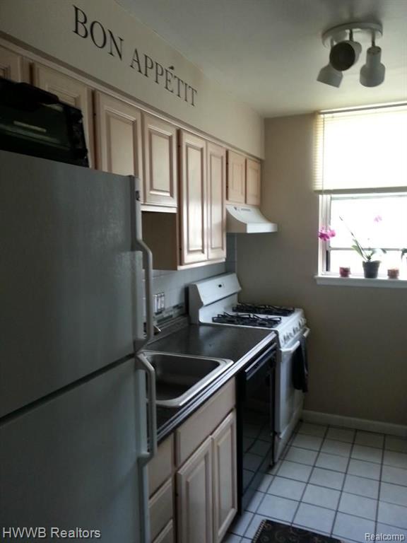 1637 Cass Lake Road, Unit D Keego Harbor, MI 48320 - Photo 4 of 9