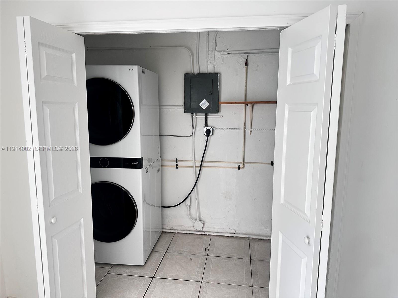 2914 Southwest 92nd Court Miami, FL 33165 - Photo 12 of 39