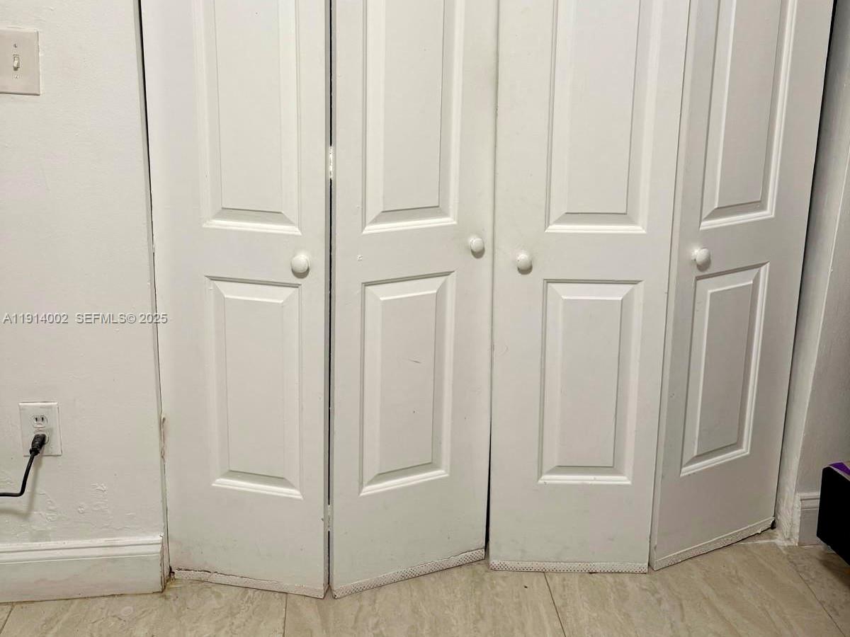 2914 Southwest 92nd Court Miami, FL 33165 - Photo 33 of 37 a view of entryway with bathtub