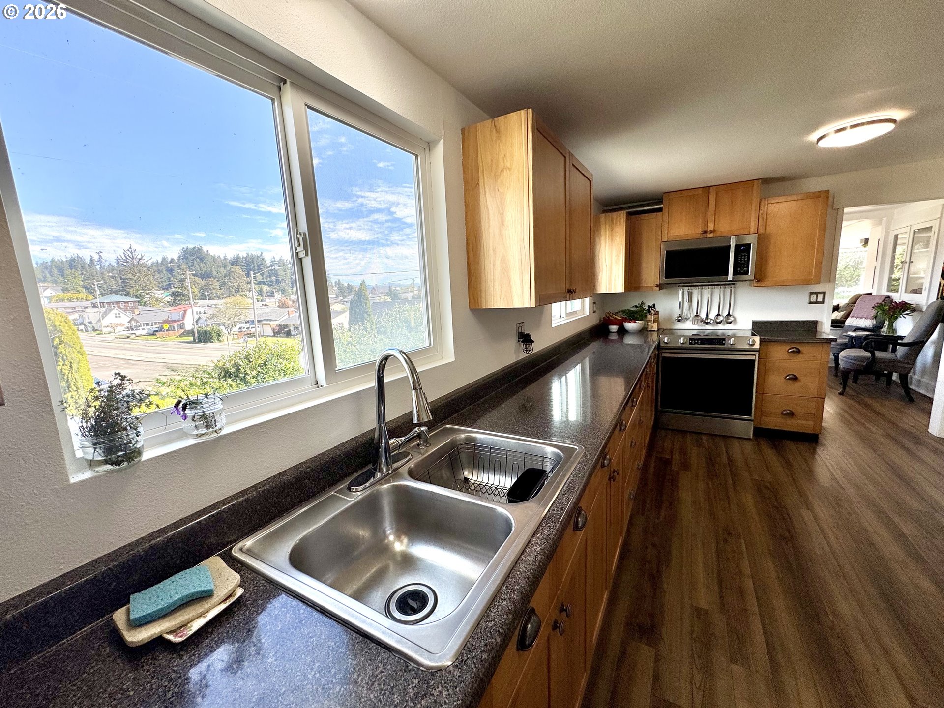 369 South 10th Street Coos Bay, OR 97420 - Photo 11 of 48