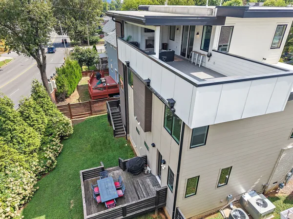 a view of a house with backyard