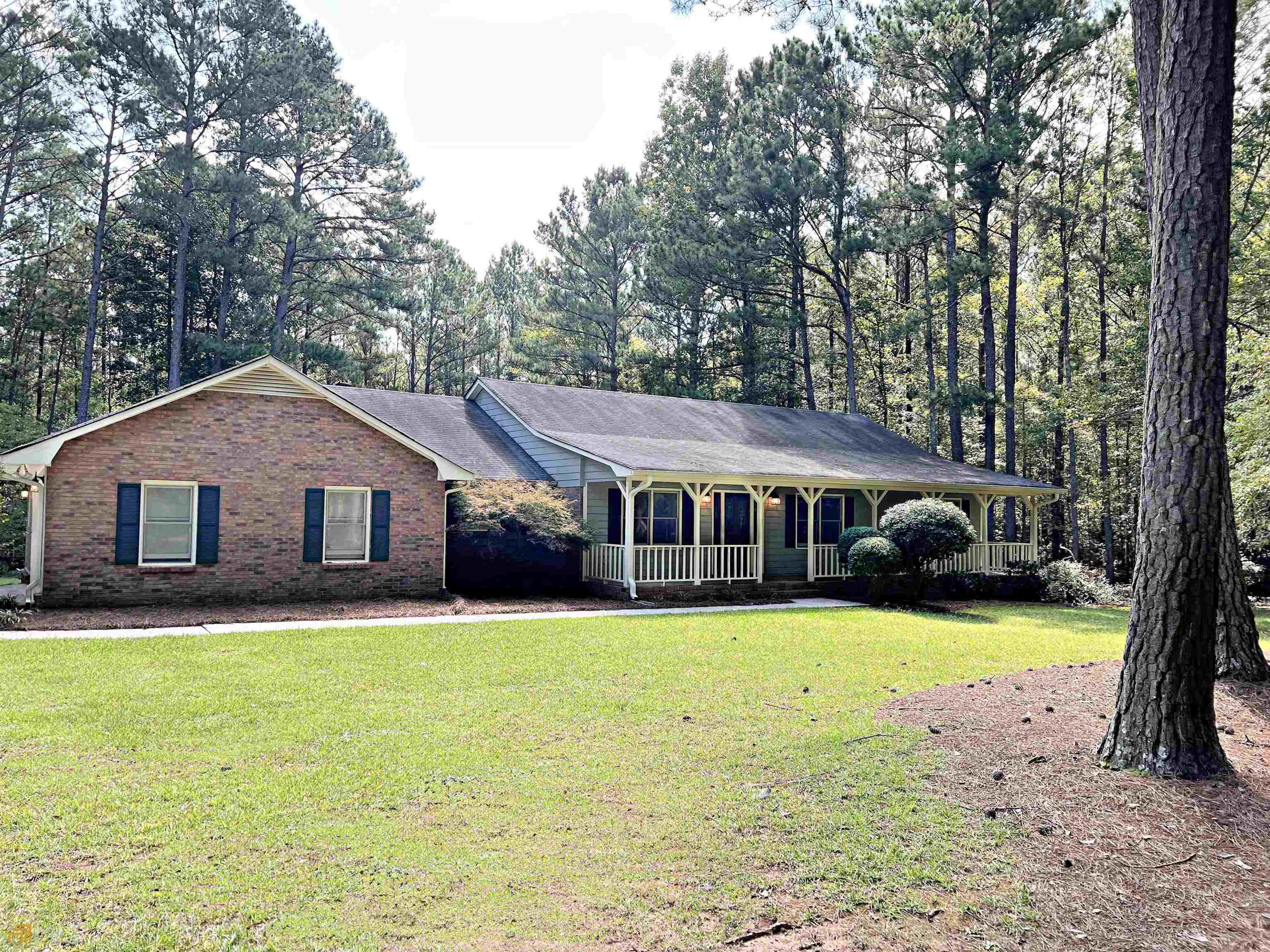 a view of a house with a yard