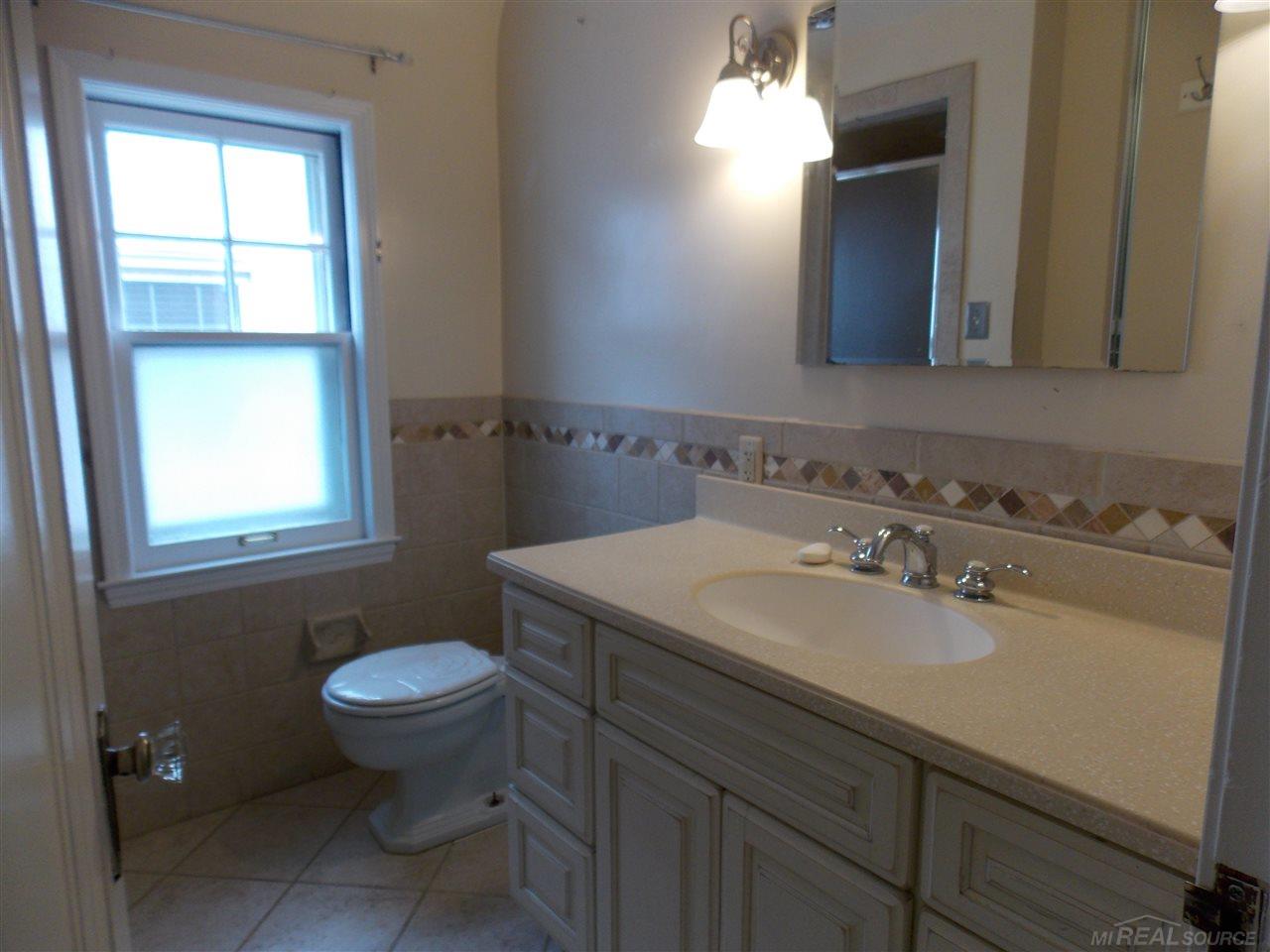 330 Merriweather Road Grosse Pointe, MI 48236 - Photo 8 of 21 31316882-7.JPG