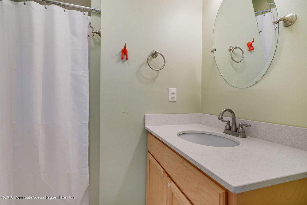 111 E Road Middletown, NJ 07718 - Photo 20 of 37 025_dsc05206-dsc05210