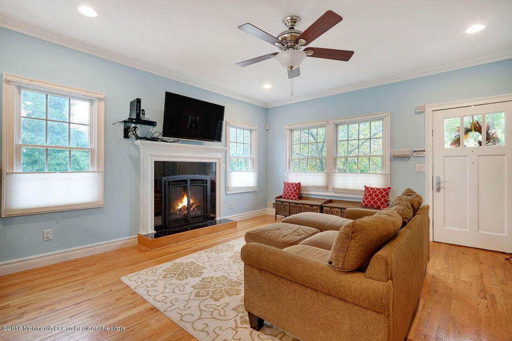 111 E Road Middletown, NJ 07718 - Photo 8 of 37 019_dsc05166-dsc05170