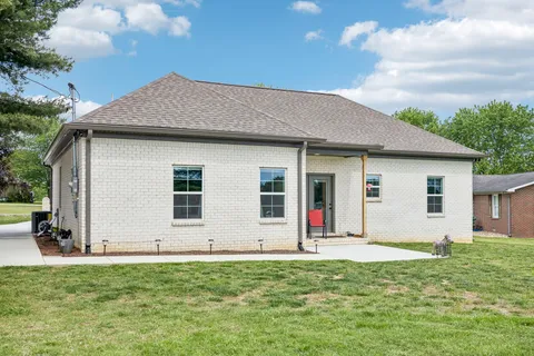a view of a house with backyard