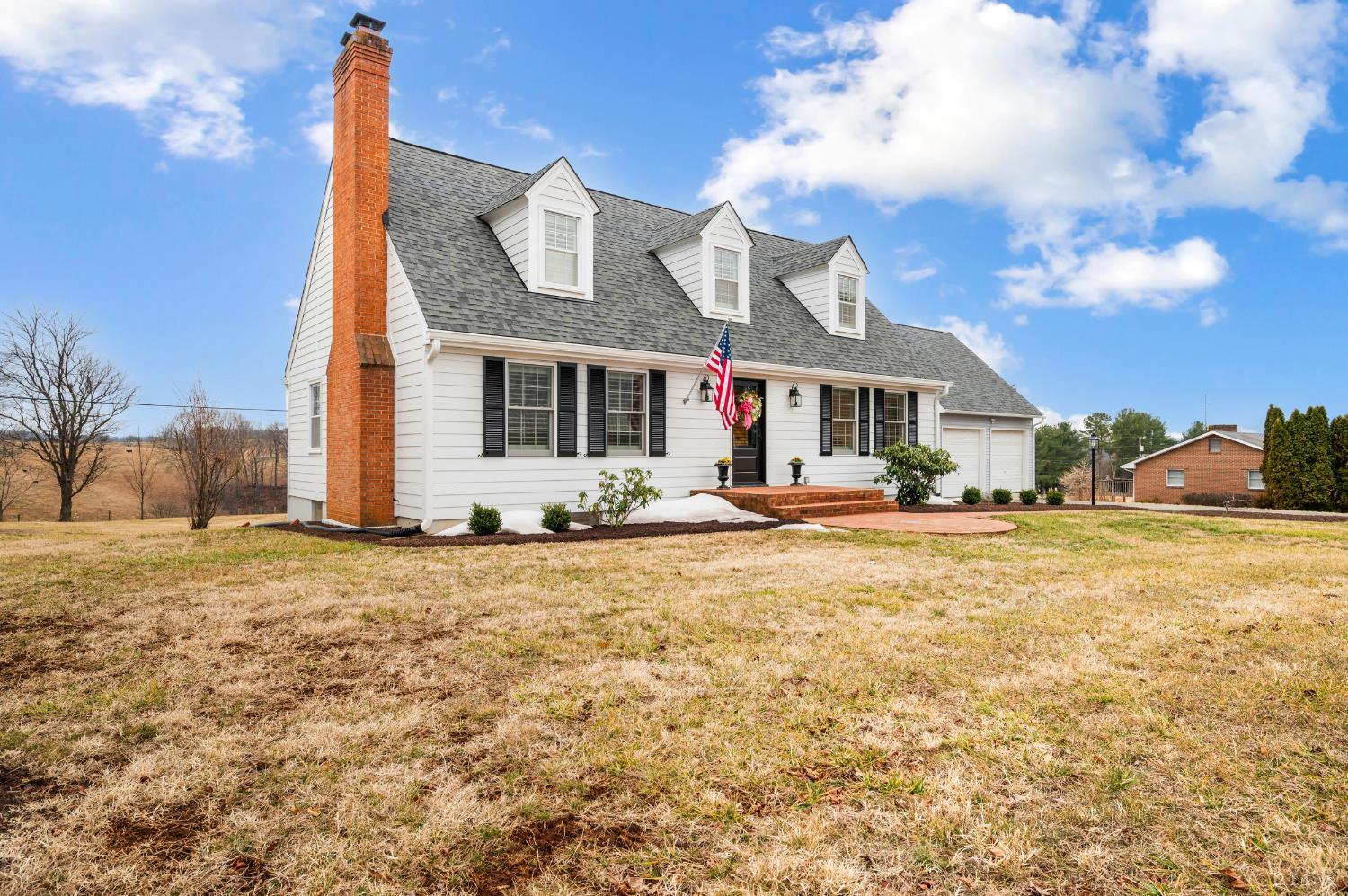 1726 Three Otters Road Bedford, VA 24523 - Photo 7 of 70