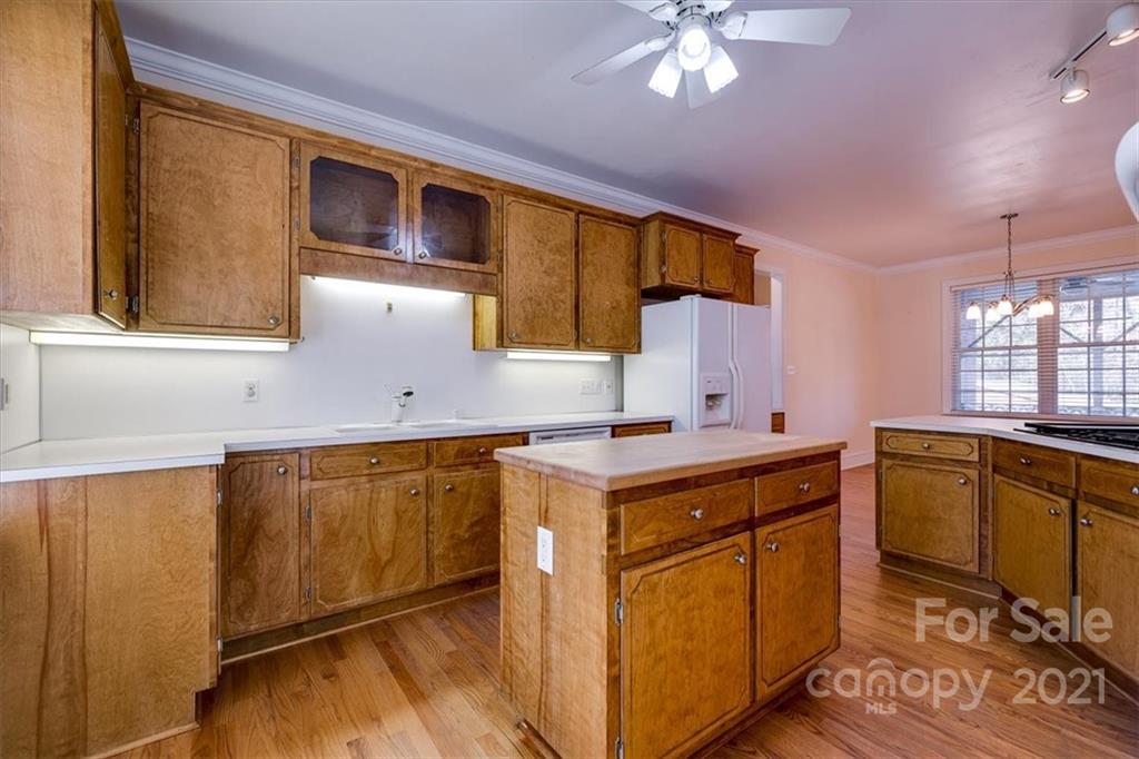 4503 Davis Road Edgemoor, SC 29712 - Photo 9 of 21 a kitchen with a sink stove and microwave