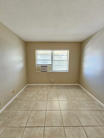 $1,300 | 114 Norwich East, West Palm Beach, FL 33417