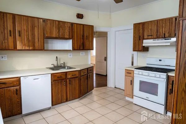 $2,700 | 46 Catalpa Avenue, Unit 2, Perth Amboy, NJ 08861