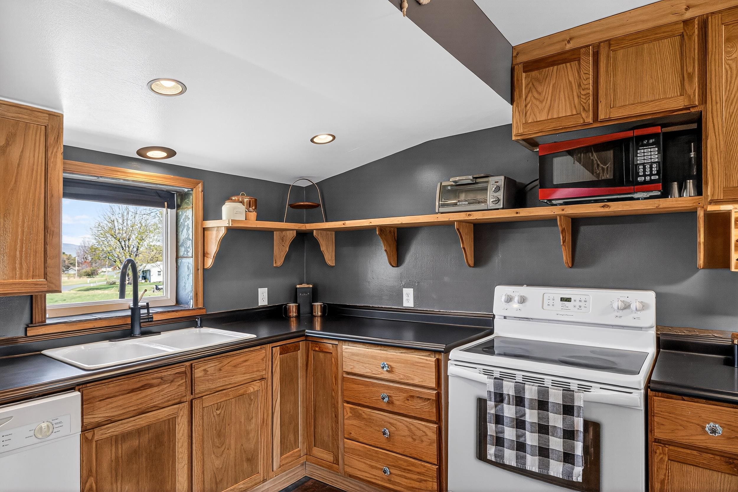 296 Keystone Road Stanley, VA 22851 - Photo 6 of 54
