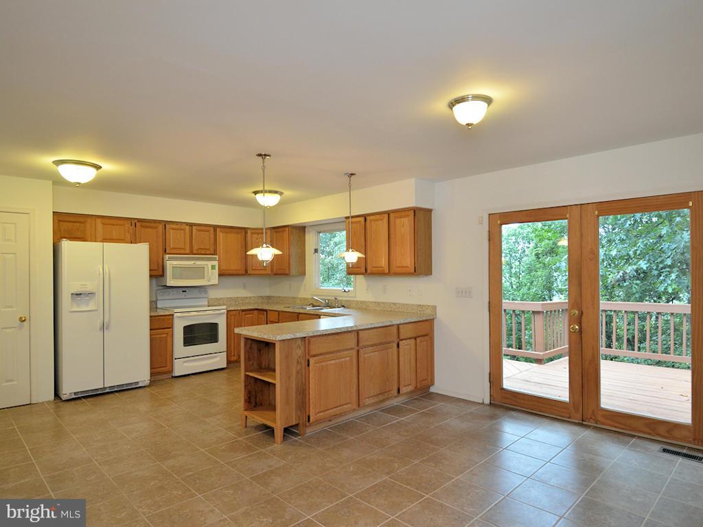 627 Jonathan Road Linden, VA 22642 - Photo 13 of 30 Kitchen and dining area