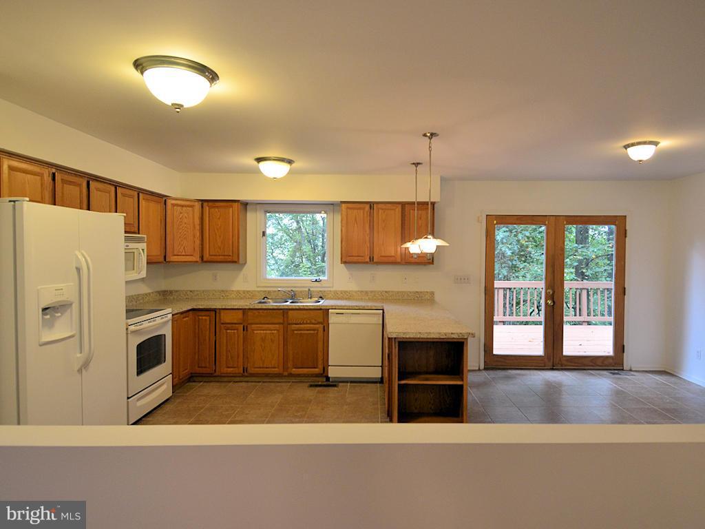 627 Jonathan Road Linden, VA 22642 - Photo 14 of 30 Kitchen and dining area