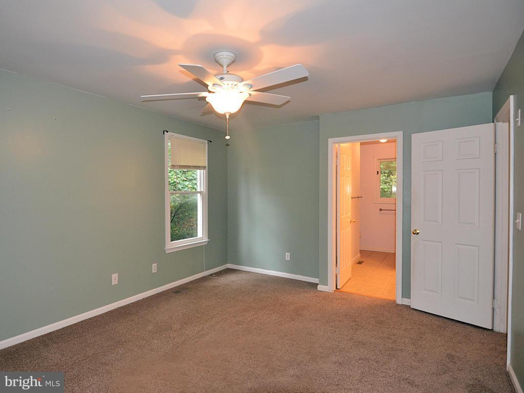 627 Jonathan Road Linden, VA 22642 - Photo 23 of 30 Master suite w/full bath and walk-in closet