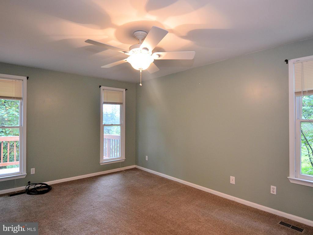 627 Jonathan Road Linden, VA 22642 - Photo 24 of 30 Master suite w/full bath and walk-in closet