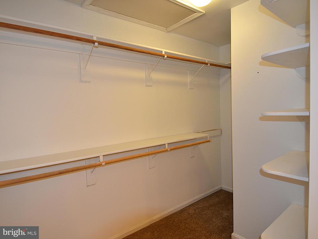 627 Jonathan Road Linden, VA 22642 - Photo 26 of 30 Master suite w/full bath and walk-in closet
