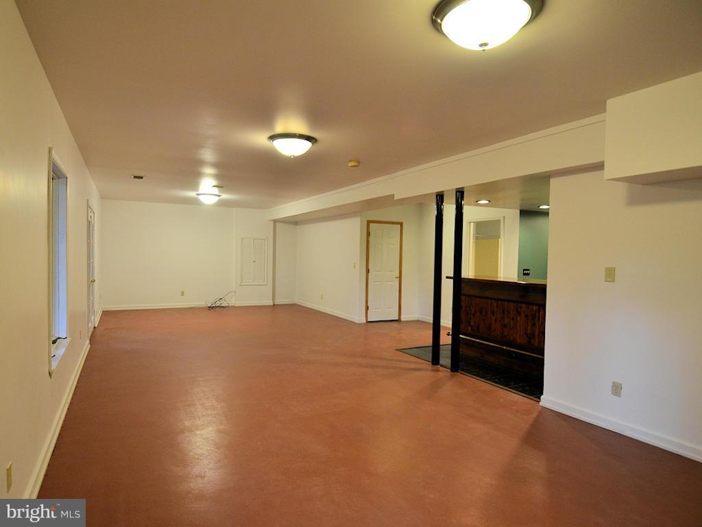 Walkout finished Basement w/bar & full bath