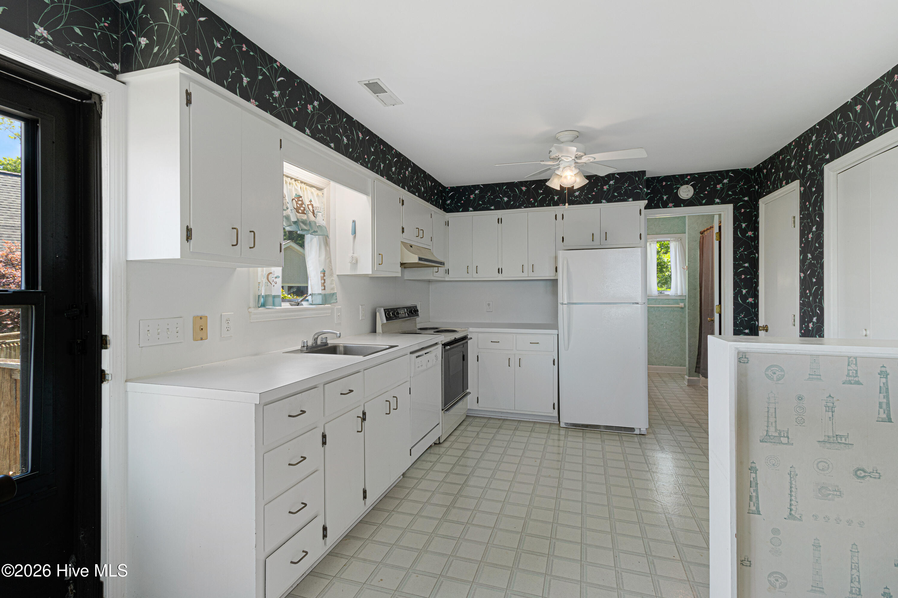 4100 North Rivershore Drive New Bern, NC 28560 - Photo 49 of 87 Guest House Kitchen Area