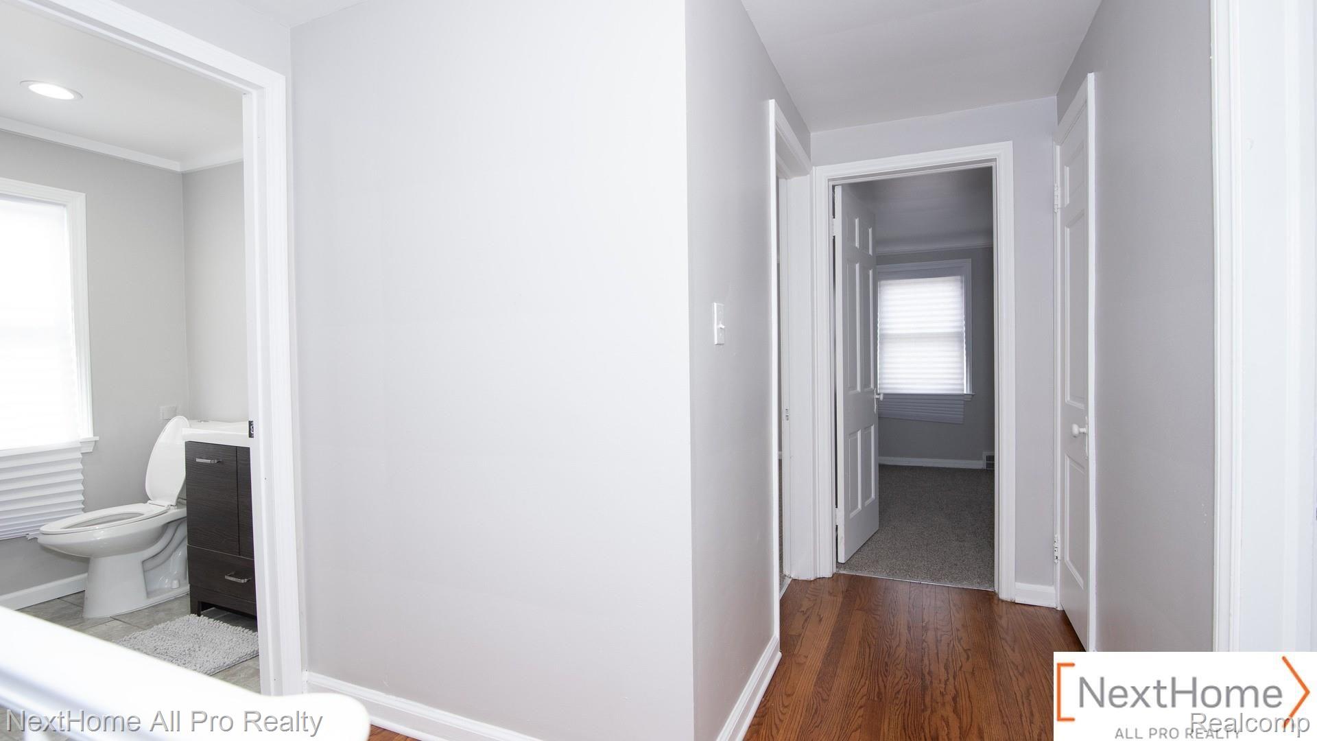 17134 Huntington Road Detroit, MI 48219 - Photo 15 of 32 Upstairs hall