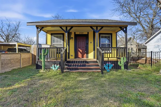 $1,250 | 209 East Lone Star Street, Cleburne, TX 76031