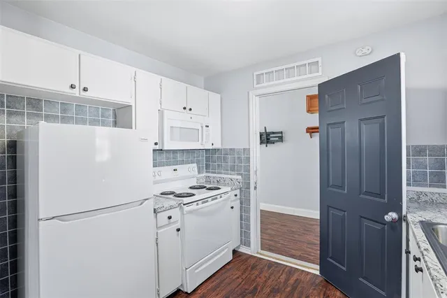 $1,250 | 209 East Lone Star Street, Cleburne, TX 76031