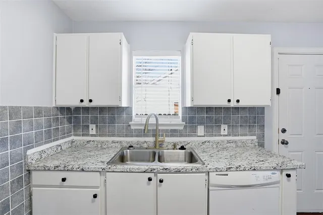 $1,250 | 209 East Lone Star Street, Cleburne, TX 76031