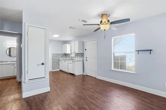 $1,250 | 209 East Lone Star Street, Cleburne, TX 76031