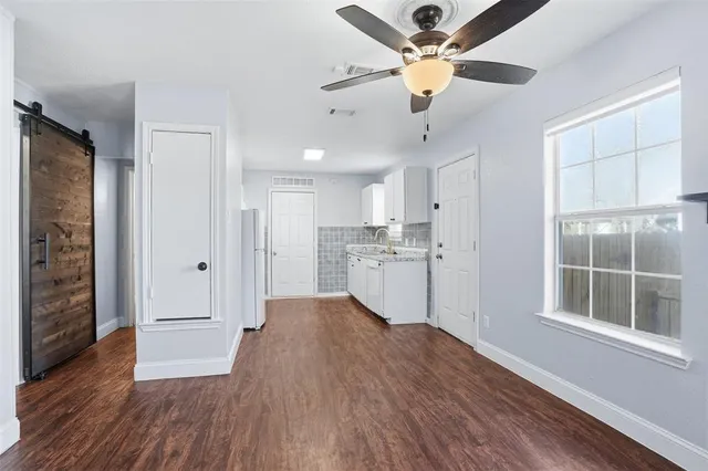 $1,250 | 209 East Lone Star Street, Cleburne, TX 76031