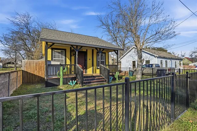 $1,250 | 209 East Lone Star Street, Cleburne, TX 76031