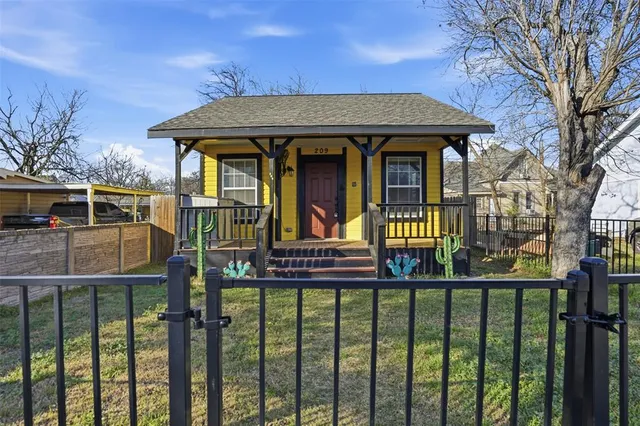 $1,250 | 209 East Lone Star Street, Cleburne, TX 76031