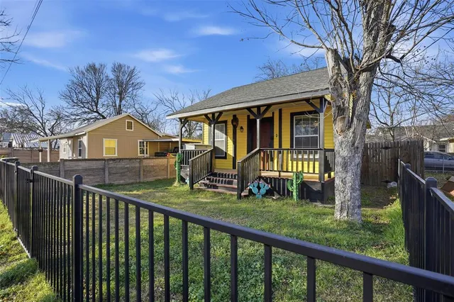 $1,250 | 209 East Lone Star Street, Cleburne, TX 76031