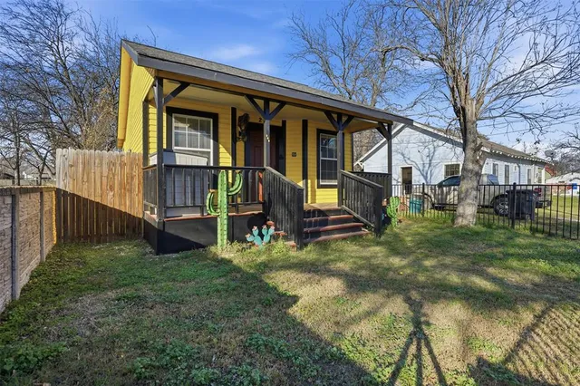 $1,250 | 209 East Lone Star Street, Cleburne, TX 76031