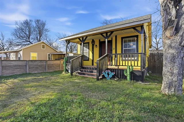 $1,250 | 209 East Lone Star Street, Cleburne, TX 76031