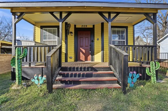 $1,250 | 209 East Lone Star Street, Cleburne, TX 76031