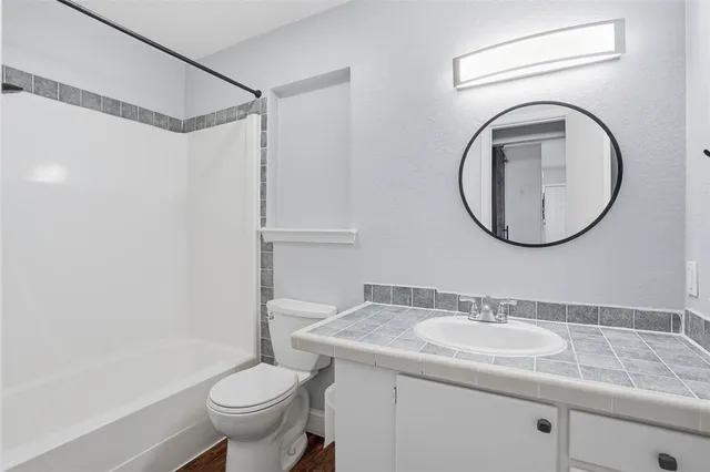 $1,250 | 209 East Lone Star Street, Cleburne, TX 76031