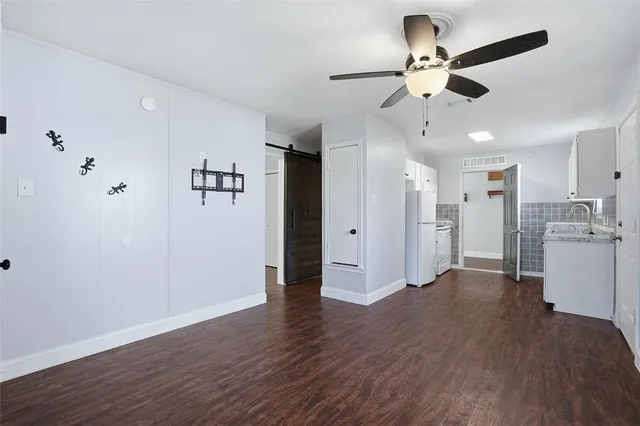 $1,250 | 209 East Lone Star Street, Cleburne, TX 76031