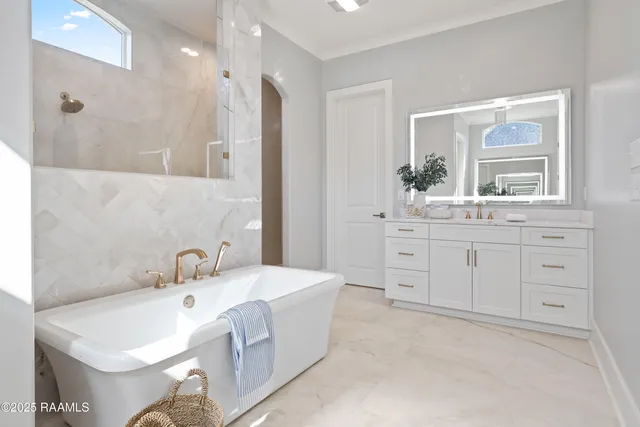 $1,100,000 | 103 Arago Court, Lafayette, LA 70508