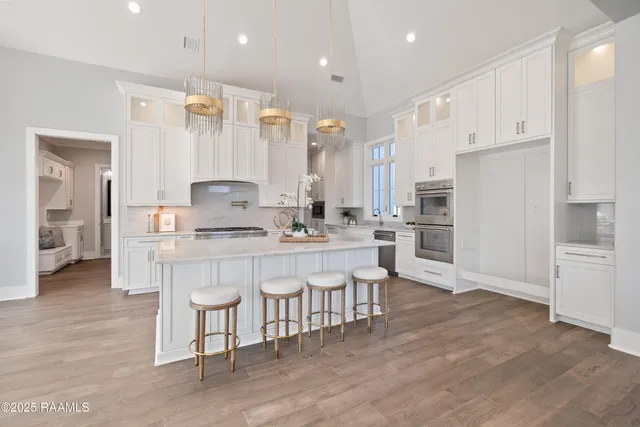 $1,100,000 | 103 Arago Court, Lafayette, LA 70508