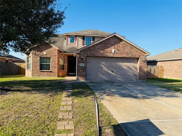 a view of a house with backyard