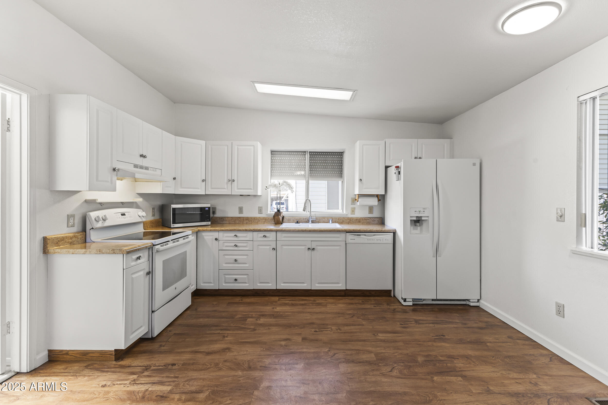 17200 West Bell Road, Unit 771 Surprise, AZ 85374 - Photo 19 of 37 a kitchen with cabinets oven and a dishwasher