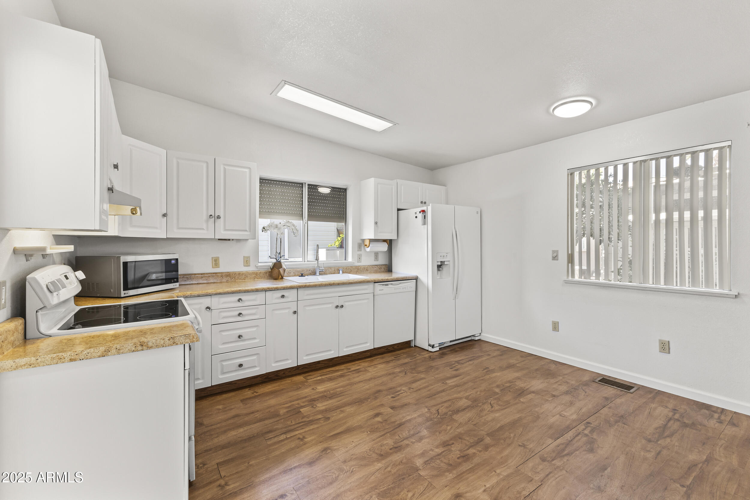 17200 West Bell Road, Unit 771 Surprise, AZ 85374 - Photo 20 of 37 a kitchen with appliances cabinets and a window