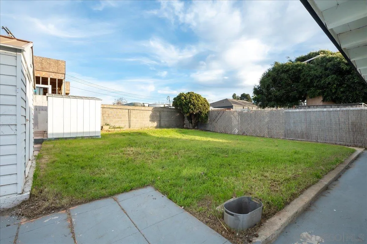 941 8th Street Imperial Beach, CA 91932 - Photo 19 of 22 a view of a backyard with plants and a tub