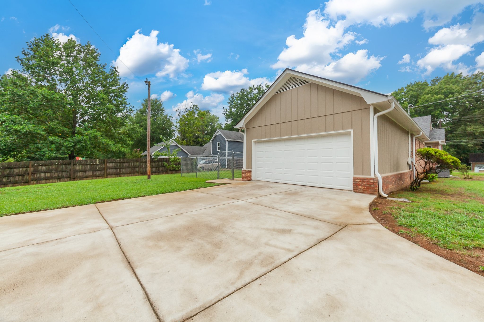 62 Ridgeoak Place Jackson, TN 38305 - Photo 28 of 32 a view of garage and yard
