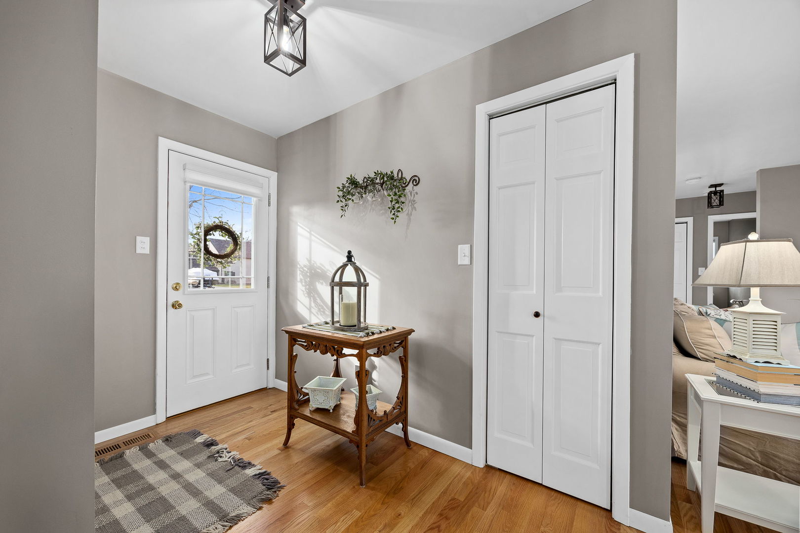 3560 Bass Court Morris, IL 60450 - Photo 2 of 34 a view of a livingroom with furniture and front door