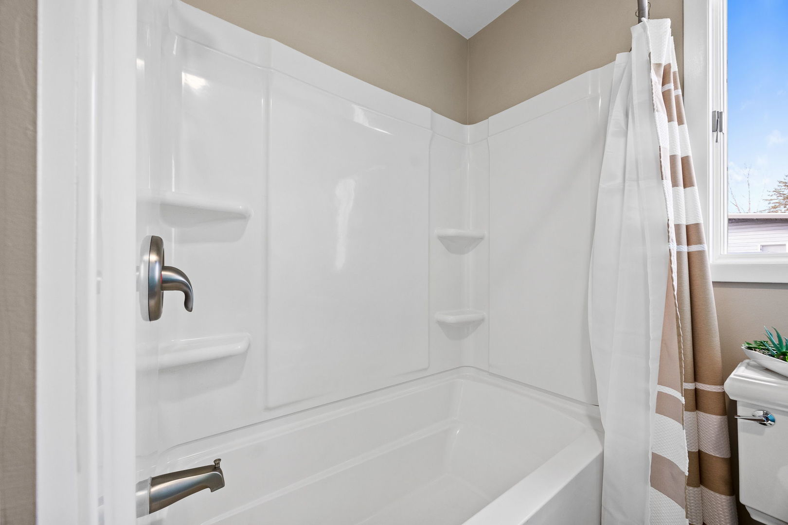 3560 Bass Court Morris, IL 60450 - Photo 21 of 34 a bathroom with a bathtub